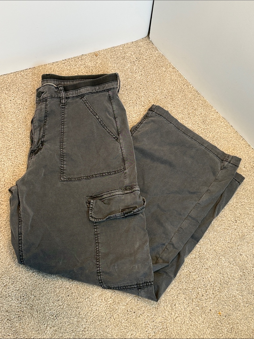 American Eagle Outfitters Wide Leg Cargo Pants in Charcoal